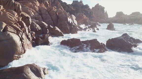 海浪拍打着岩石无人机拍摄的航拍视频翡翠海岸撒丁岛意大利
