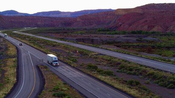 70号州际公路上的白色半卡车穿过犹他州景观