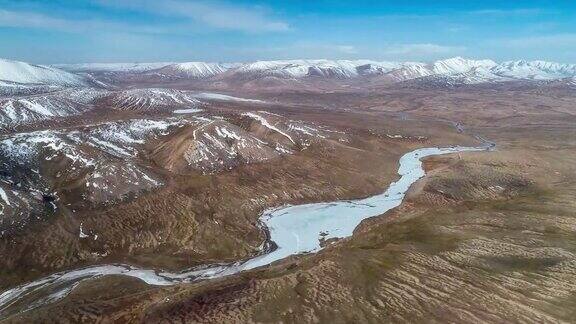 深冬黄河源头的小溪都冻住了