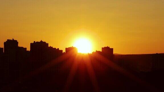 太阳在城市上空落下