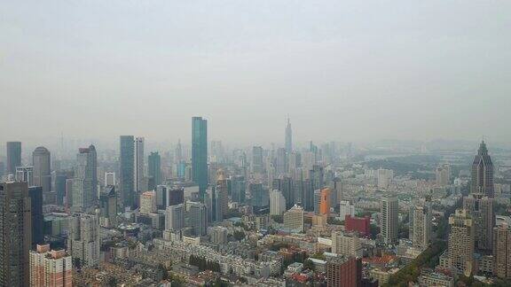 飞行飞越南京市阳光灿烂日落市中心著名塔楼空中全景4k中国