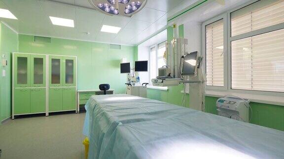 医院里装有现代医疗设备的手术室