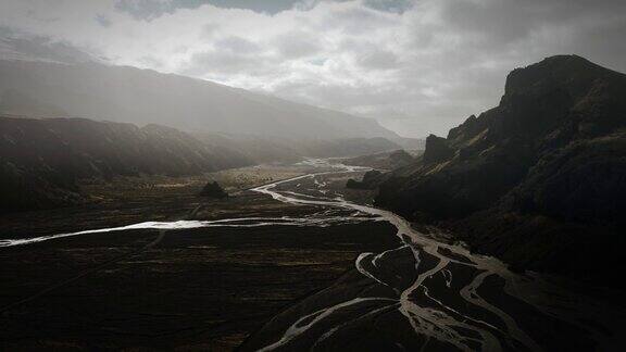 戏剧性的空中托尔山谷冰川河流流经黑色火山thorsmörk电影般的喜怒哀乐的冰岛