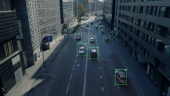 无人机拍摄:在城市中移动的自动驾驶汽车概念:人工智能扫描汽车和行人跟踪运动和显示数据