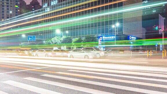 深圳的城市街道和建筑上的交通在晚上的时间间隔为4k
