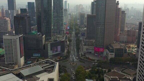 晴朗的傍晚南京市中心交通十字路口航拍全景4k中国