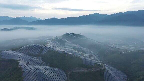 在山顶的云层中有太阳能发电厂