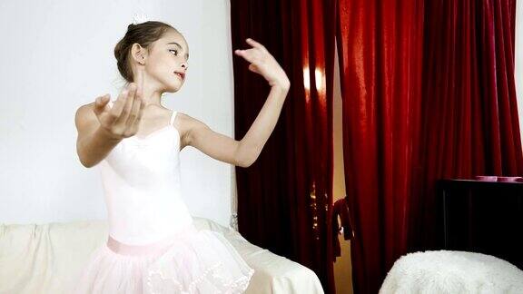 女孩的力量:小芭蕾舞演员穿着白色的芭蕾舞裙跳舞