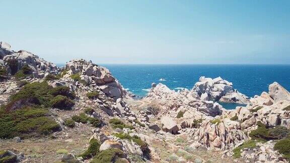 一个岩石山谷的无人机视图意大利撒丁岛翡翠海岸的“卡波泰斯塔”令人惊叹的景色
