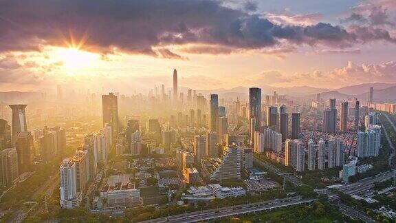 在著名的中国深圳航拍城市建筑、和日落时的自然风光