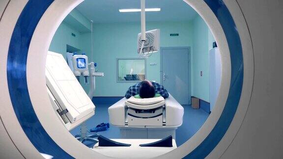 断层扫描机在医务室里工作