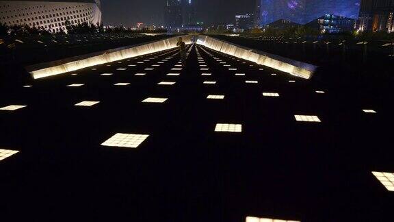 夜深时分照亮了南京著名的国际青年文化中心广场全景4k中国