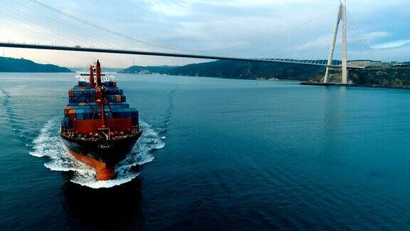 集装箱船穿过亚乌兹苏丹塞利姆桥无人机拍摄-伊斯坦布尔4K