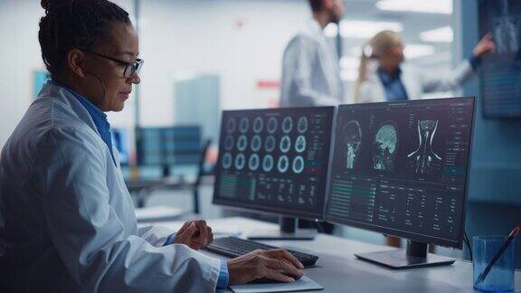 医院研究实验室:黑人女性神经科学家使用计算机扫描MRI图像为病人寻找最好的治疗方法卫生保健神经学家分析CT扫描弧的肖像