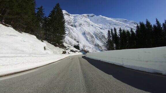 雪中行驶的POV汽车:挪威的山口
