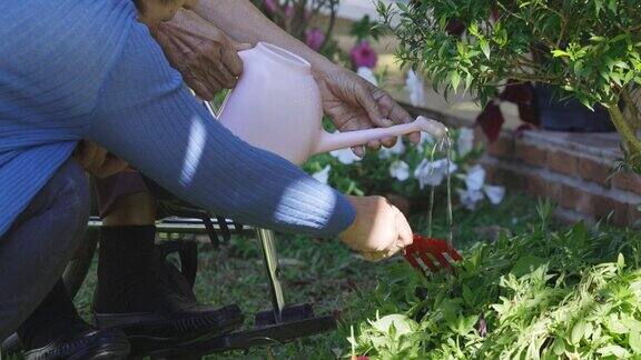 高级妇女放松与园艺后院