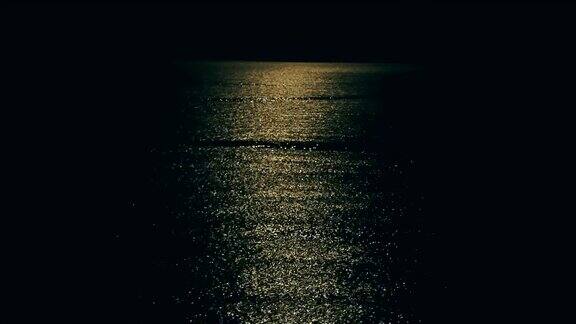 月光倒映在水面上犹如4k