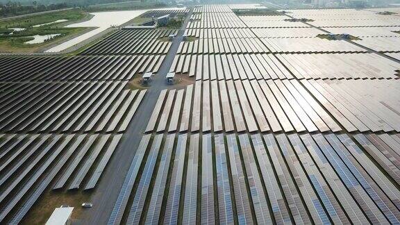 日落时的太阳能发电站鸟瞰图无人机拍摄