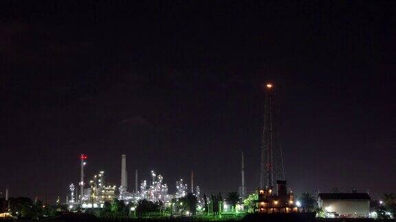 泰国曼谷炼油厂河边夜间从右到左4K规划画面
