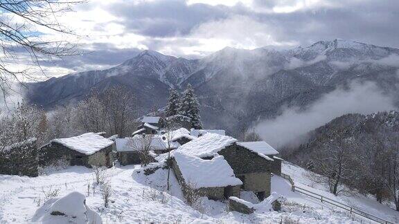 在圣诞节下雪的时候雪花飘落在高山森林里冬季洁白的风景