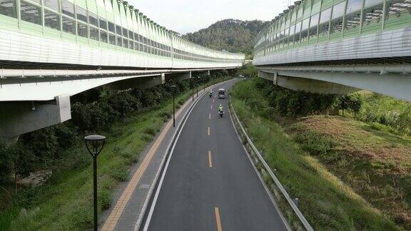 交警在高速公路上开车