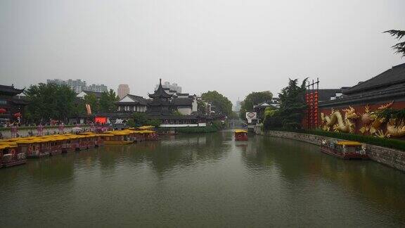 雨天南京城著名老城庙江边游船交通广场慢镜头全景4k中国