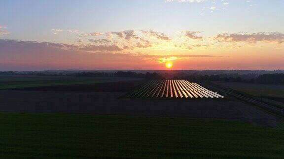 日落时分的太阳能发电站
