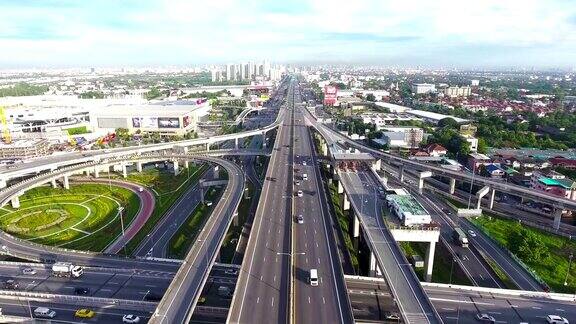 飞越高速公路前往泰国曼谷鸟瞰图