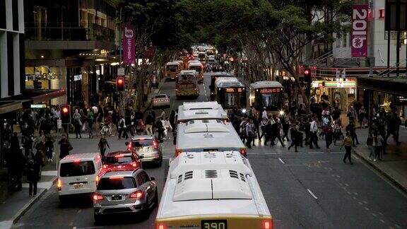 公共汽车停在繁忙的十字路口交通堵塞