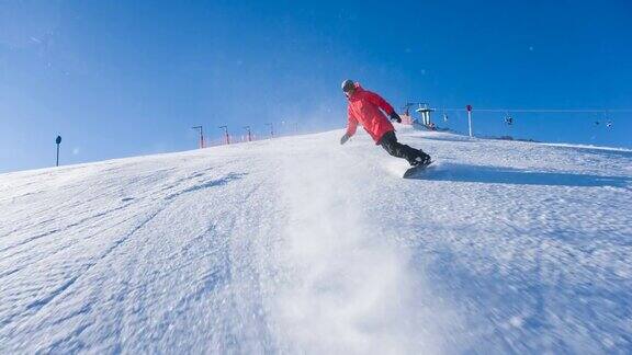 滑雪者从滑雪坡上冲下来雪花向他喷来