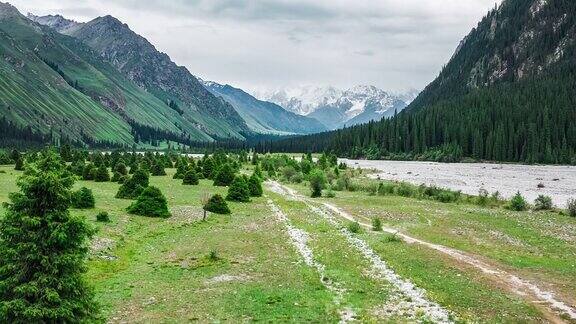 航拍新疆的山水景观