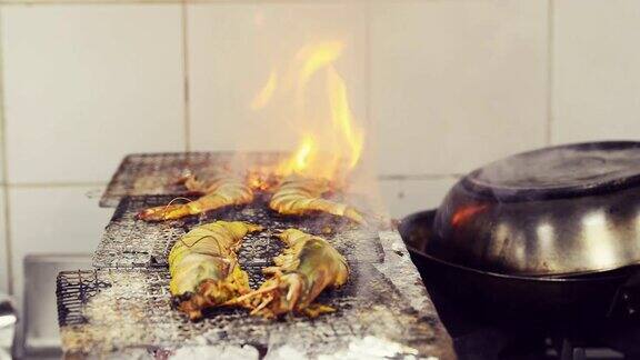 传统木炭烤架上的虎虾
