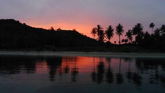 美丽的天堂岛鸟瞰图与海滩和大海周围的椰子树在日落时间