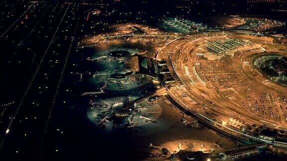 建立夜间机场的镜头有航站楼飞机登机口和机场灯