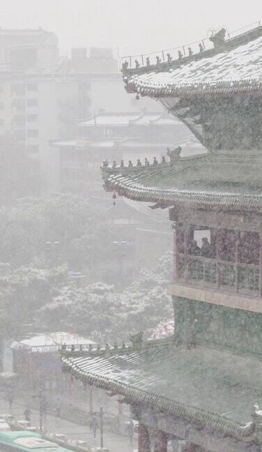 中国西安雪中的古钟楼