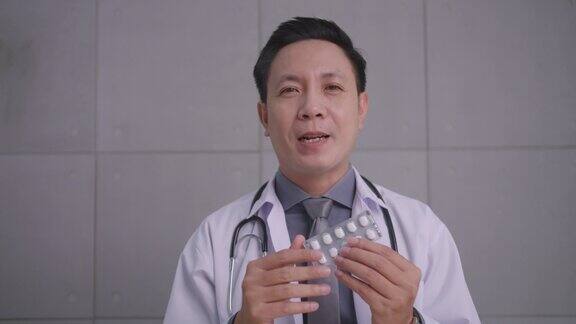 亚洲男医生通过视频电话会议与病人交谈