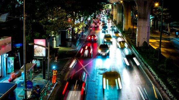 泰国曼谷商务区的夜间交通和交通拥堵