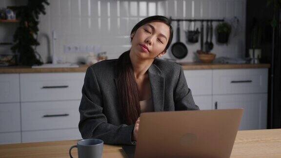 亚洲女商人在假期晚上使用笔记本电脑在家工作