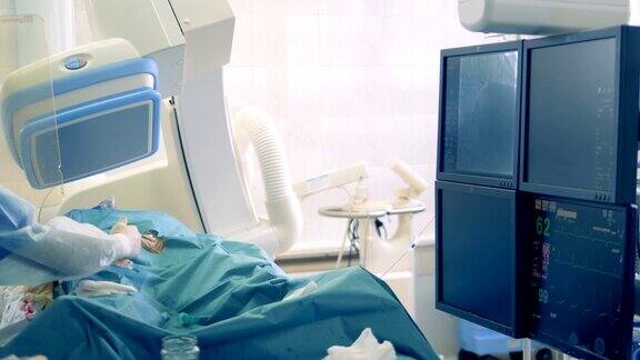 外科医生使用医疗设备移动病人在医院里进行手术4k