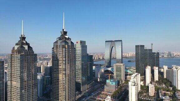中国江苏省苏州商业区摩天大楼的实时鸟瞰图