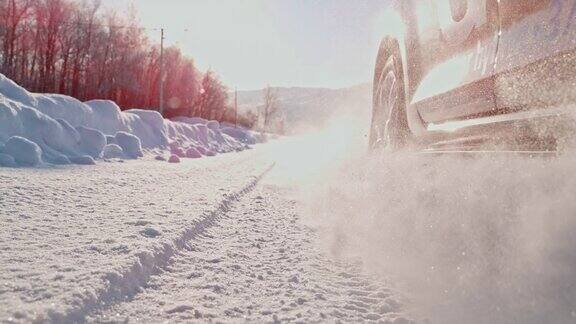 SLOMO汽车在雪地里行驶