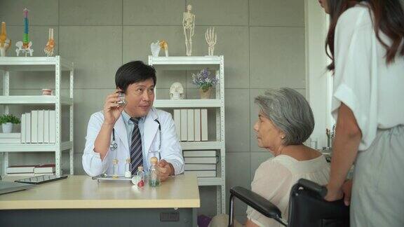 男医生向一位女病人的女儿讲解如何服药