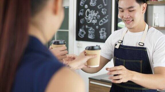 咖啡师制作咖啡并为顾客服务
