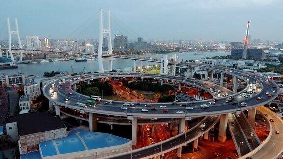 中国上海的高速公路和南浦大桥