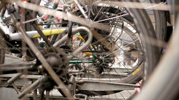 在城市自行车架上的自行车