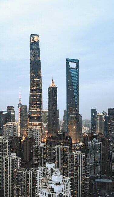 鸟瞰上海从白天到夜晚中国