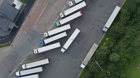 无人机拍摄了停在配送中心的卡车