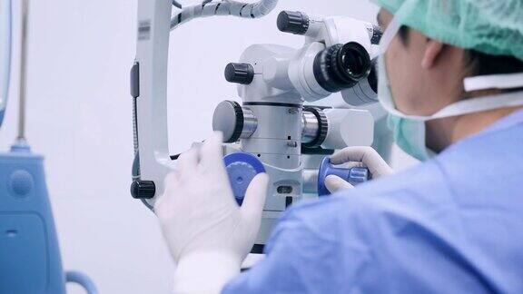 仪器护士在手术过程中为眼科医生、外科医生增加手术工具并在faco机的打字监视器触摸屏上进行眼、白内障手术、近景、手术