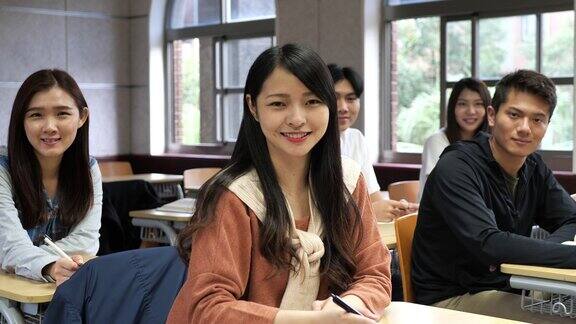 教室里的亚洲学生美丽的中国学生看着相机的肖像