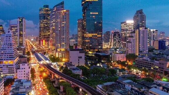 在泰国曼谷的商业区从白天到晚上的交通高峰时段